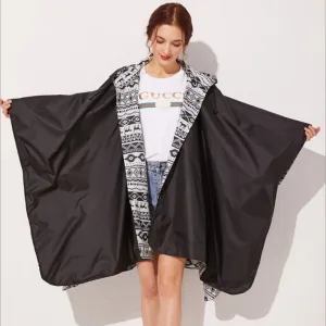 poncho pluie noir blanc